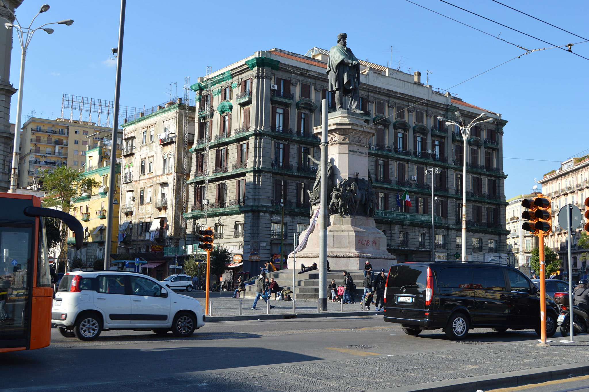Statua di Giuseppe Garibaldi, Piazza Mancini, Napoli